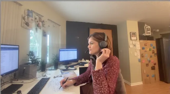 ヘッドセットマイクを使って仕事している女