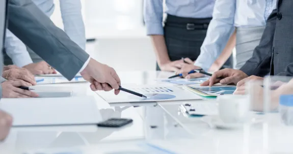 議事録書き方を勉強しているビジネスパーソン