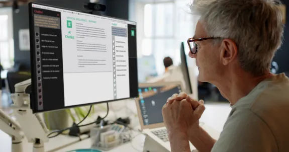 ボイスレコーダーで議事録を自動作成している男