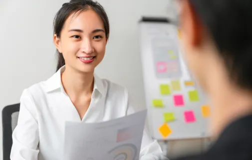 インタビュー記事を準備している人