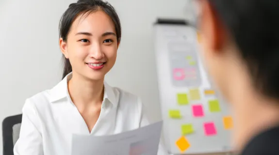 インタビュー記事を準備している人