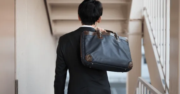 メンズビジネスバッグを持っている男