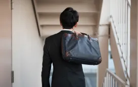 メンズビジネスバッグを持っている男