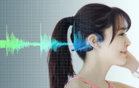 骨伝導イヤホンを使っている女