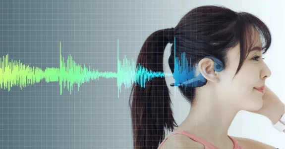 骨伝導イヤホンを使っている女