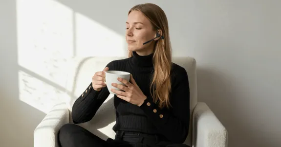 空気伝導イヤホンをつけている女