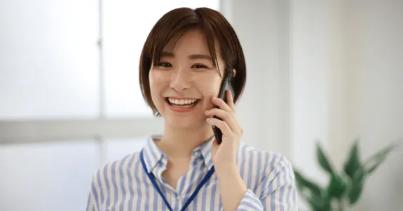 電話転送をしている女