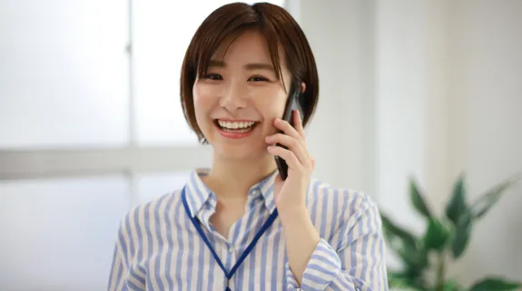 電話転送をしている女
