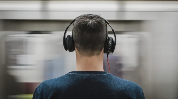 ノイズリダクションイヤホンをつけている男