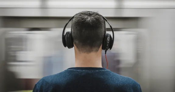 ノイズリダクションイヤホンをつけている男
