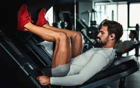 スポーツイヤホンをかけて運動している男