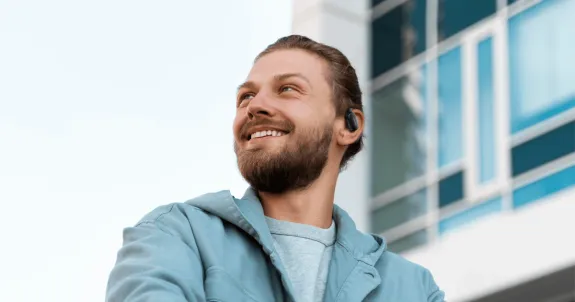 落ちないイヤホンを耳にかける男