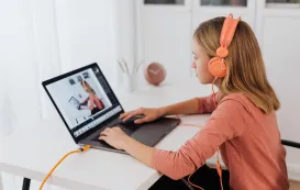 低遅延ワイヤレスイヤホンをつけている女の子