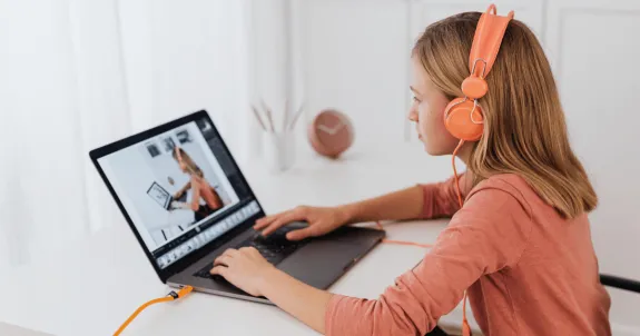 低遅延ワイヤレスイヤホンをつけている女の子