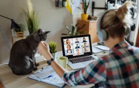 仕事中にイヤホンをつけてWeb会議を参加している女