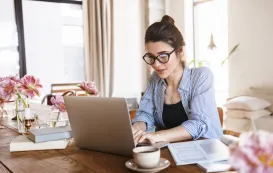 家で仕事することを楽しんでいる女性