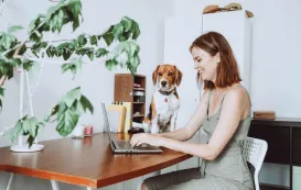 フルリモート事務をしている女性