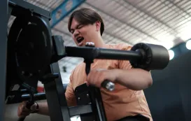 ダイエットのためおすすめ運動をしている男