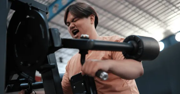 ダイエットのためおすすめ運動をしている男