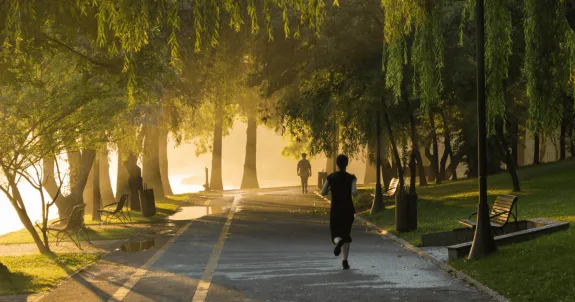 朝のジョギングをしている人