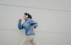 イヤホンをつけて30分ジョギングをしている女