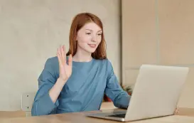 Begruessung in einer videokonferenz