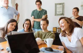 Ein team versammelten sich um einen computer fuer ein remote meeting