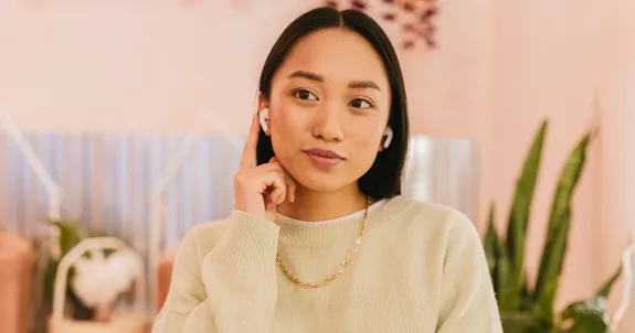 カナル型イヤホンをつけている女性