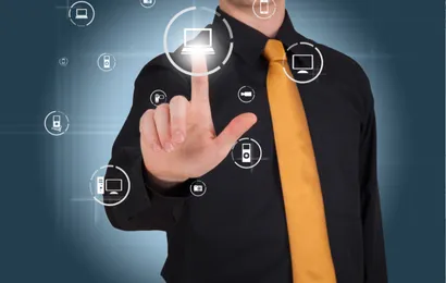 大型タッチパネルと対話する男