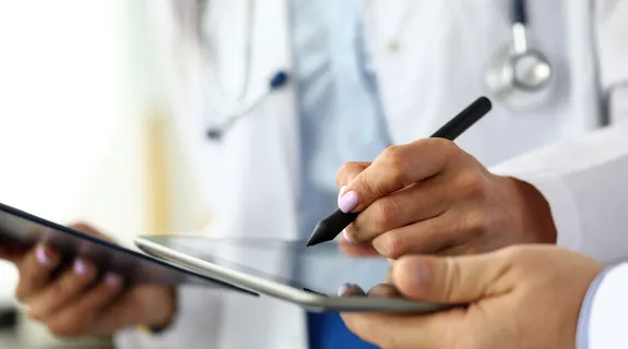 一人が電子メモを手に持ってメモを取っている