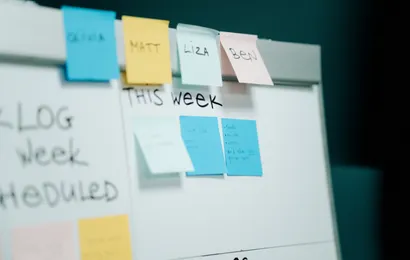 たくさんの付箋が貼られたスケジュールホワイトボード