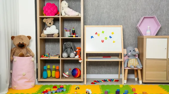 部屋になじむホワイトボードと玩具などでこの子供の部屋がきれいになりました