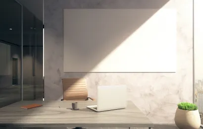 部屋の壁に壁掛けマグネットボードが掛かっていて、隣には机と椅子、ノートパソコンがある。