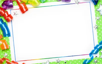 たくさんの小物で飾り付けられたホワイトボード