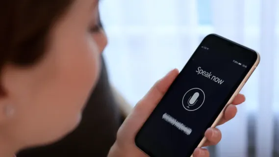 a-woman-using-voice-memo