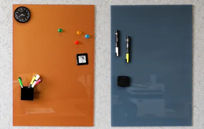 壁には、黄色と青色の2色の壁に取り付けるマグネットボードが貼られており、その上には多くの教材が貼られています。