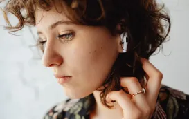 airpodsが耳から落ちることを心配している女