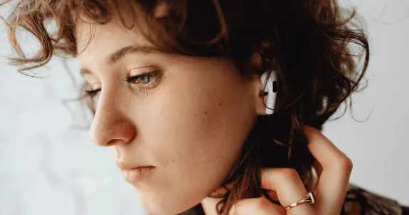 airpodsが耳から落ちることを心配している女