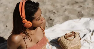 ancイヤホンを付けている女