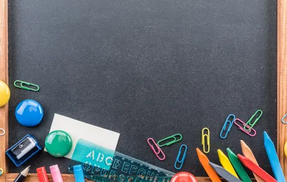 異なる黒板材料の黒板には、針、定規、チョークなどのさまざまなものがあります。