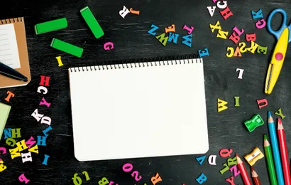 黒板シートにたくさんの磁石付きツールが貼られている