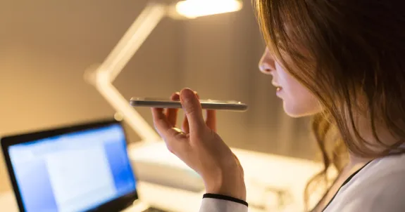 スマホ録音機能を使っている女