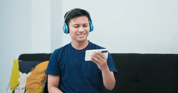 ワイヤレスイヤホンをAndroidスマホで使う男