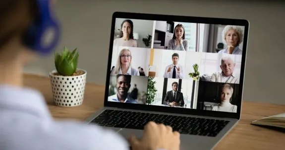 オンライン打ち合わせをしているビジネスパーソン