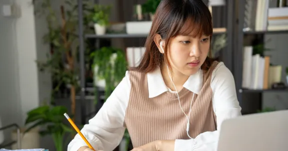 効率よく勉強する方法で勉強している女