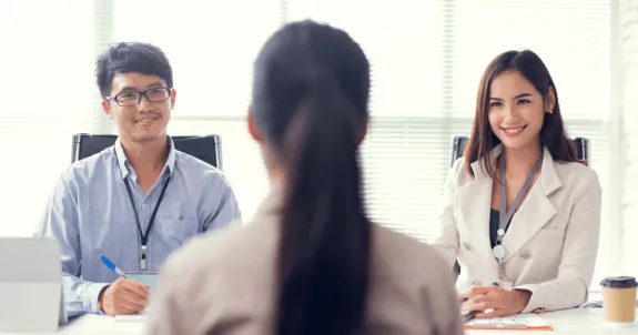 社員インタビューをしているビジネスパーソン