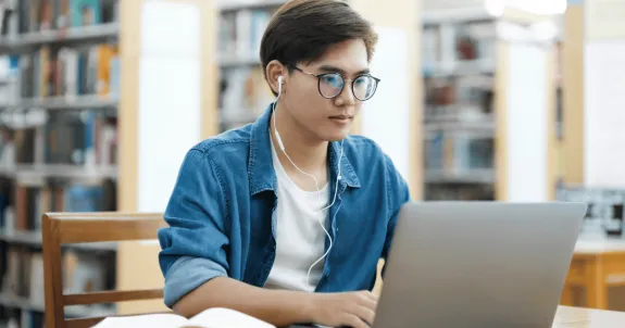 オープンイヤーイヤホンの音漏れを心配でインナーイヤーイヤホンを付ける男