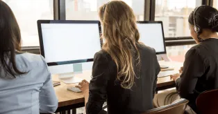 パソコン用イヤホンを使って仕事している人達