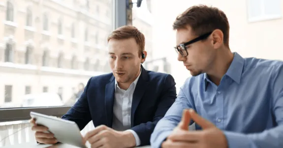 通話用ワイヤレスイヤホンをつけている男