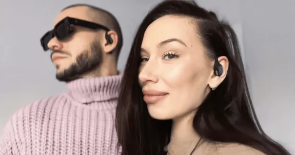 ワイヤレスイヤホンの使い方を教えている男女